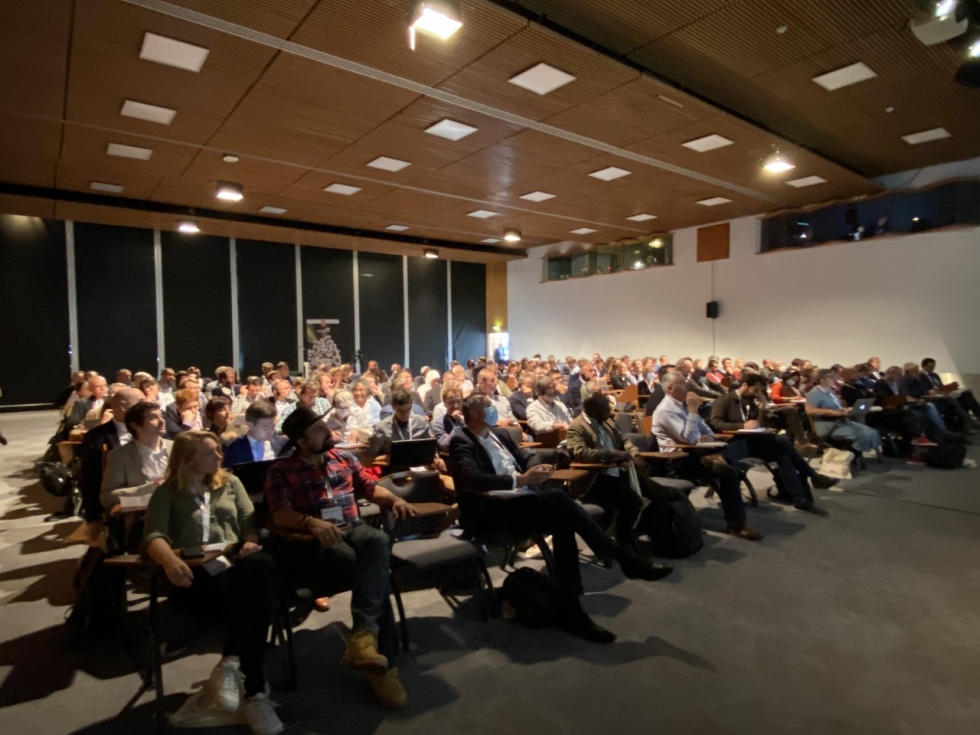 Sala principal del Centro de Congresos de Toulouse durante la primera sesin del III Congreso Europeo de Sorgo