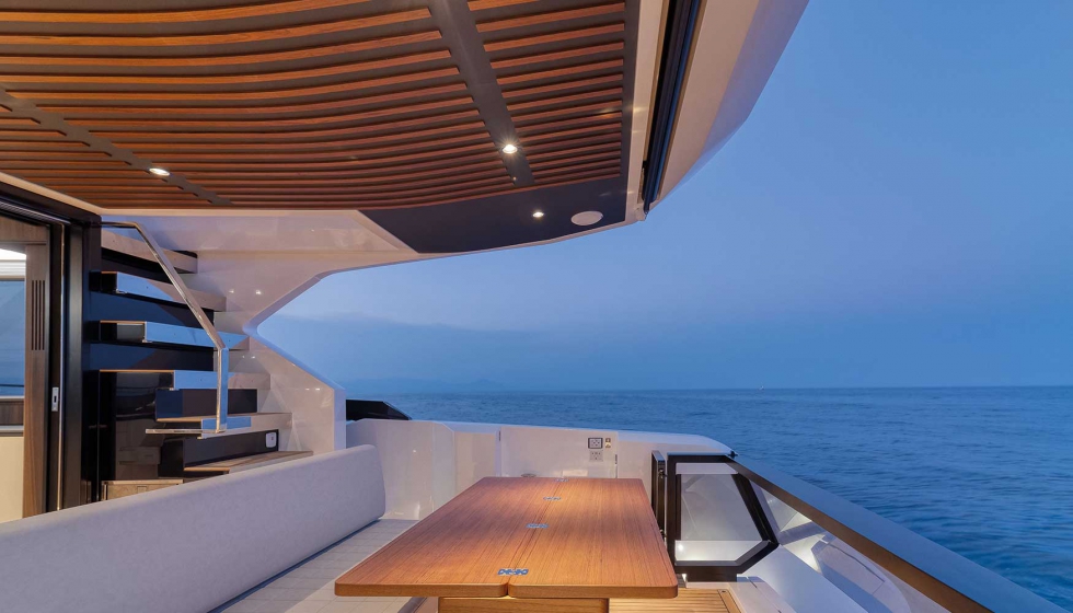 Su cubierta principal es tipo walkaround a un mismo nivel