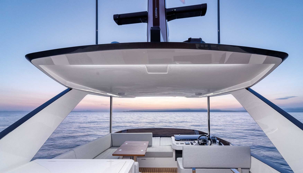 El flybridge cuenta con una zona de sitting �rea