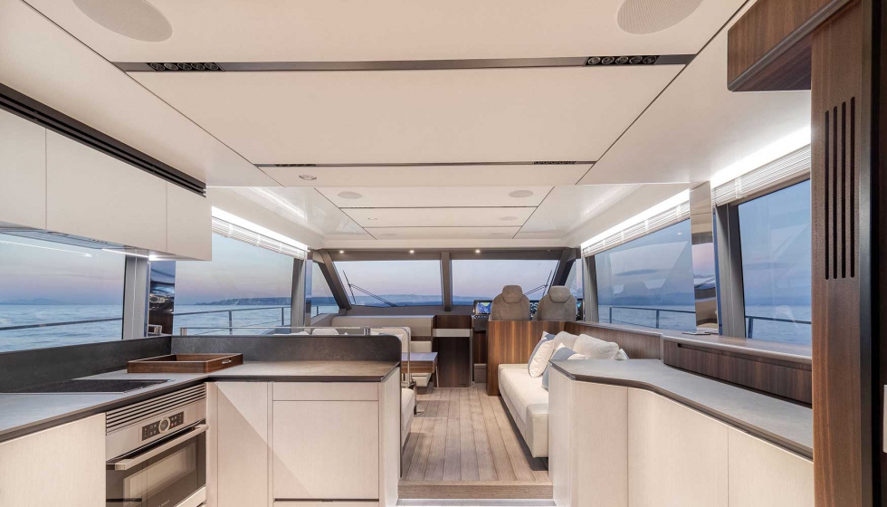 El sal�n dispone de generosas zonas acristaladas y amuras laterales de perfil bajo