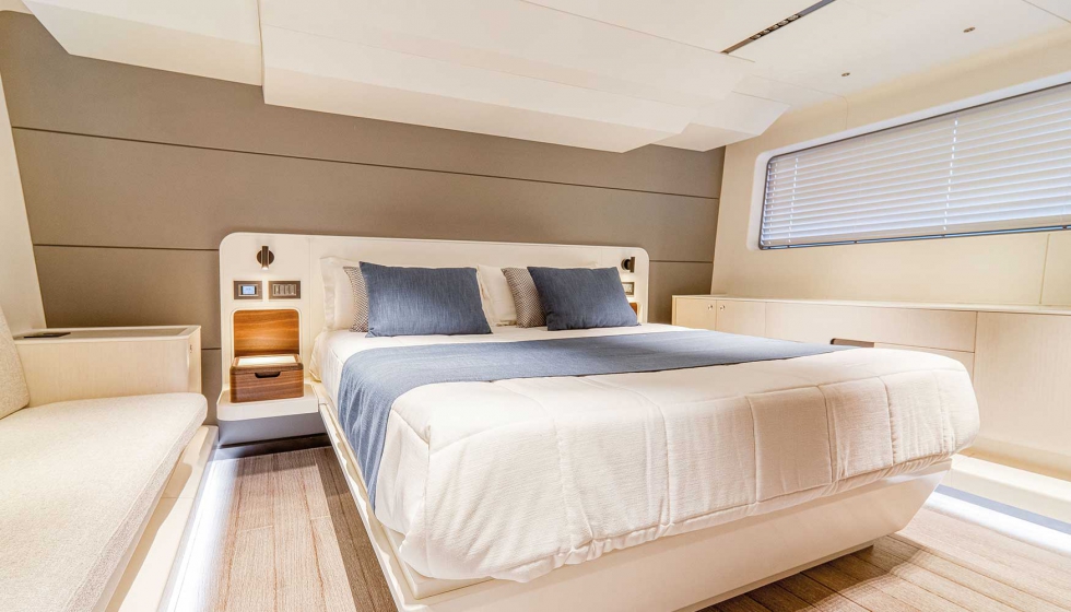 El camarote del armador, a media eslora y a toda manga, ofrece habitabilidad, amplios armarios y espacio adicional para almacenamiento...