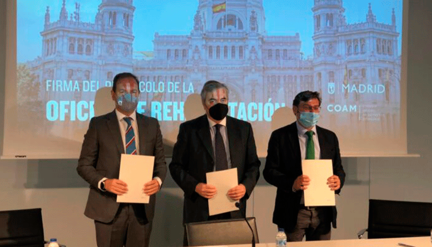 Firma del protocolo por parte de representantes del Ayuntamiento y el COAM