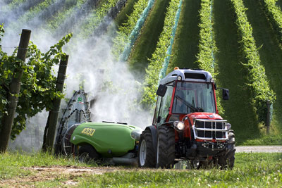 Tractor TRX reversible, operando en un viedo