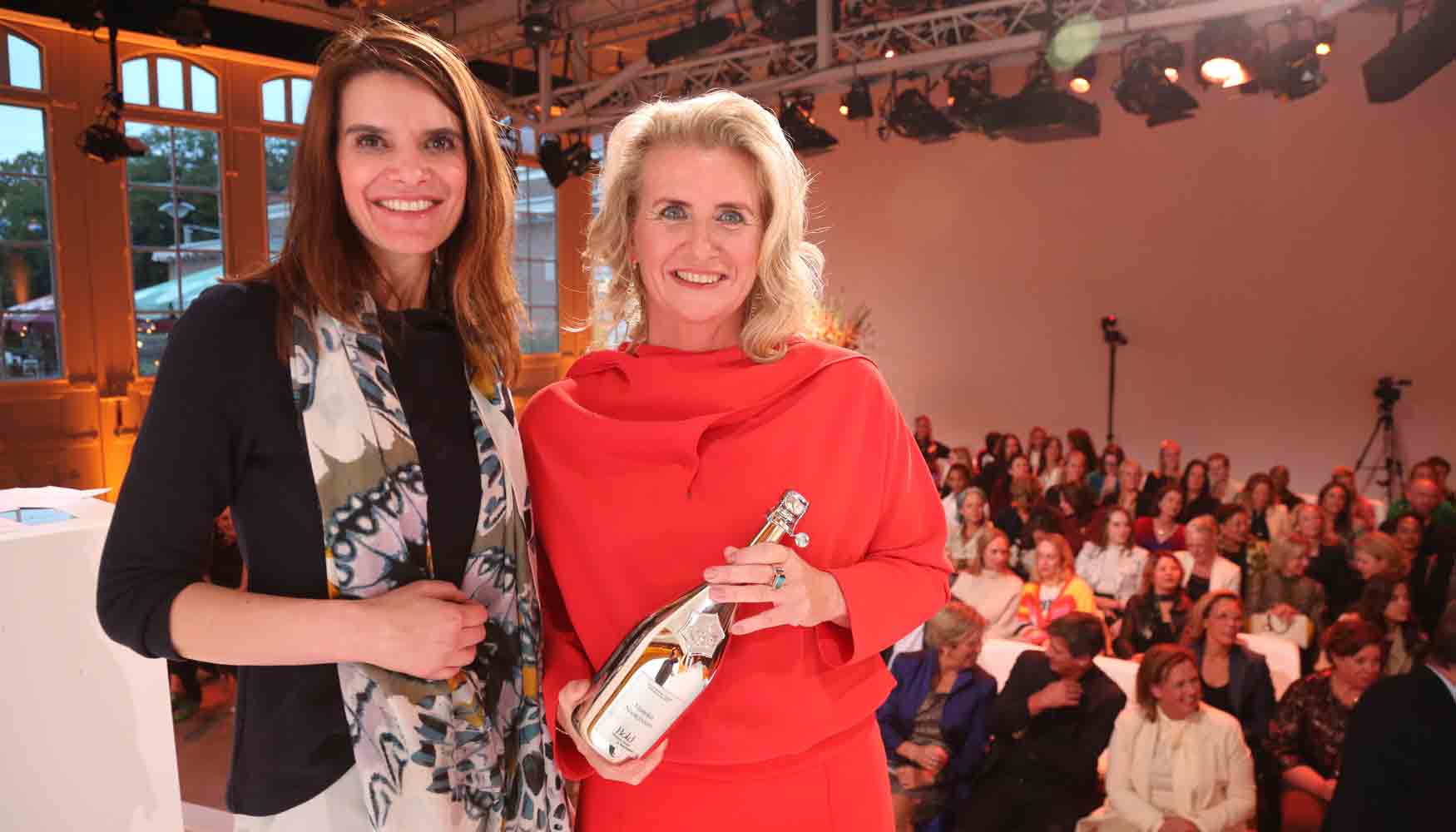 Marinka Nooteboom (derecha), directora general del grupo Royal Nooteboom, recibe el Premio a la Mujer Empresaria del Ao 2022...
