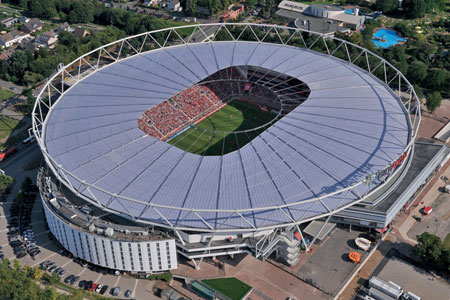 El techo de las tribunas del Bay Arena, en forma de disco traslcido, con un dimetro de 217 metros...