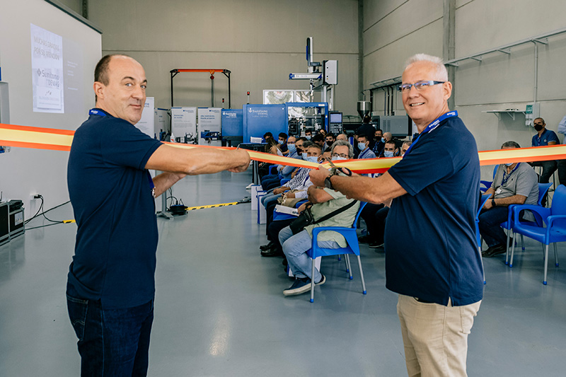 O CEO da Sumitomo (SHI) Demag, Gerd Liebig ( direita), inaugura o Centro Tecnolgico da empresa em Espanha, junto ao diretor da filial espanhola...