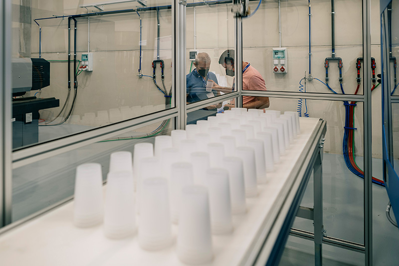O funcionamento das mquinas em exibio foi demonstrado com a produo de copos de plstico reutilizveis