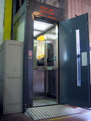 Elevador vertical modelo DHM 300, en las instalaciones que la empresa tiene en Barber del Valls (Barcelona)