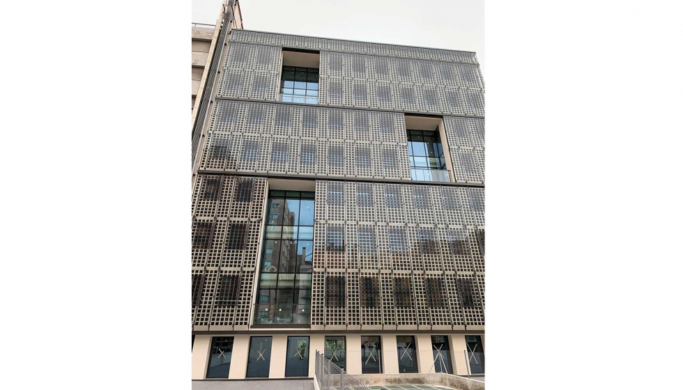 El edificio HInes, de Barcelona, muestra su nueva fachada con vidrio fotovoltaico Vision Square, de AGC