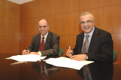 De izquierda a derecha, el rector de la URV, Francesc Xavier Grau y el director general del Irta, Josep M. Monfort, durante la firma...