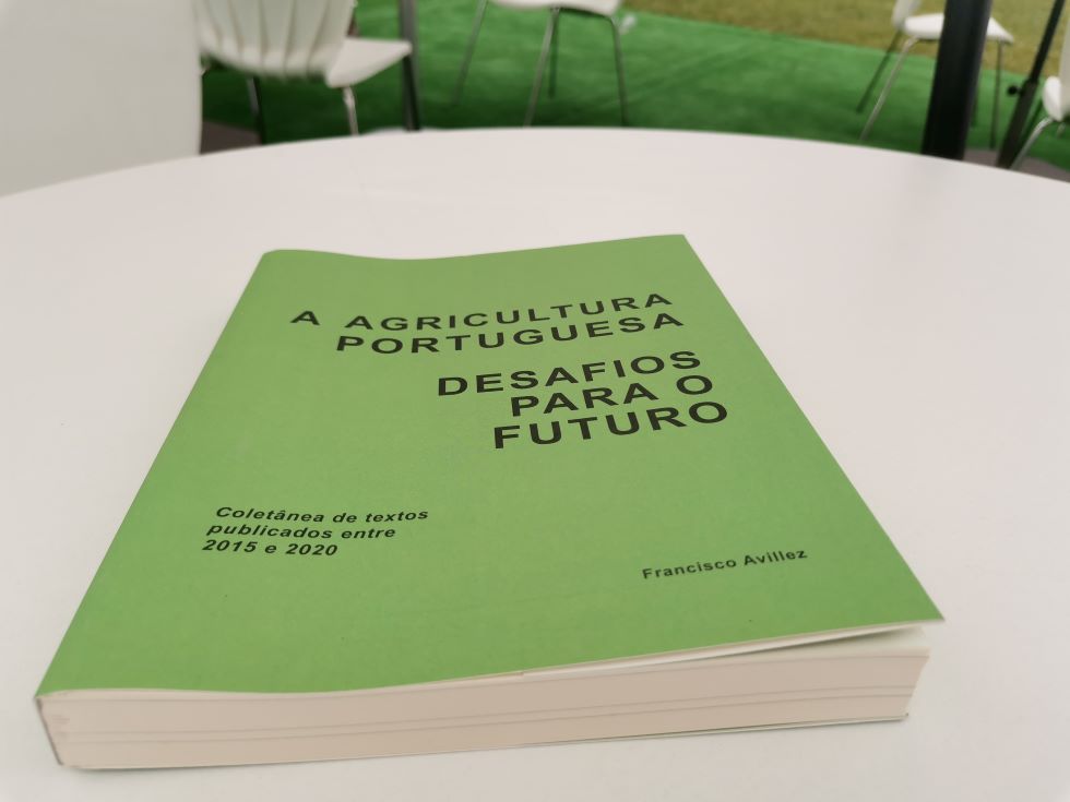 Livro A Agricultura Portuguesa: Desafio para o futuro', do professor Francisco Avillez, fundador e coordenador cientfico da Agro.Ges...