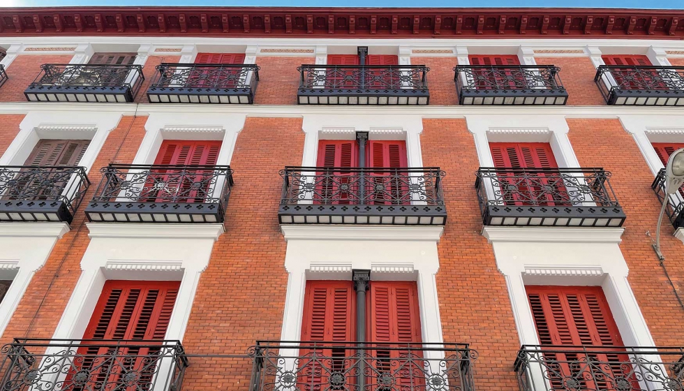 El inmueble ostenta un gran inters por su estilo arquitectnico del siglo XIX y aporta al interior de las viviendas gran belleza y luminosidad...