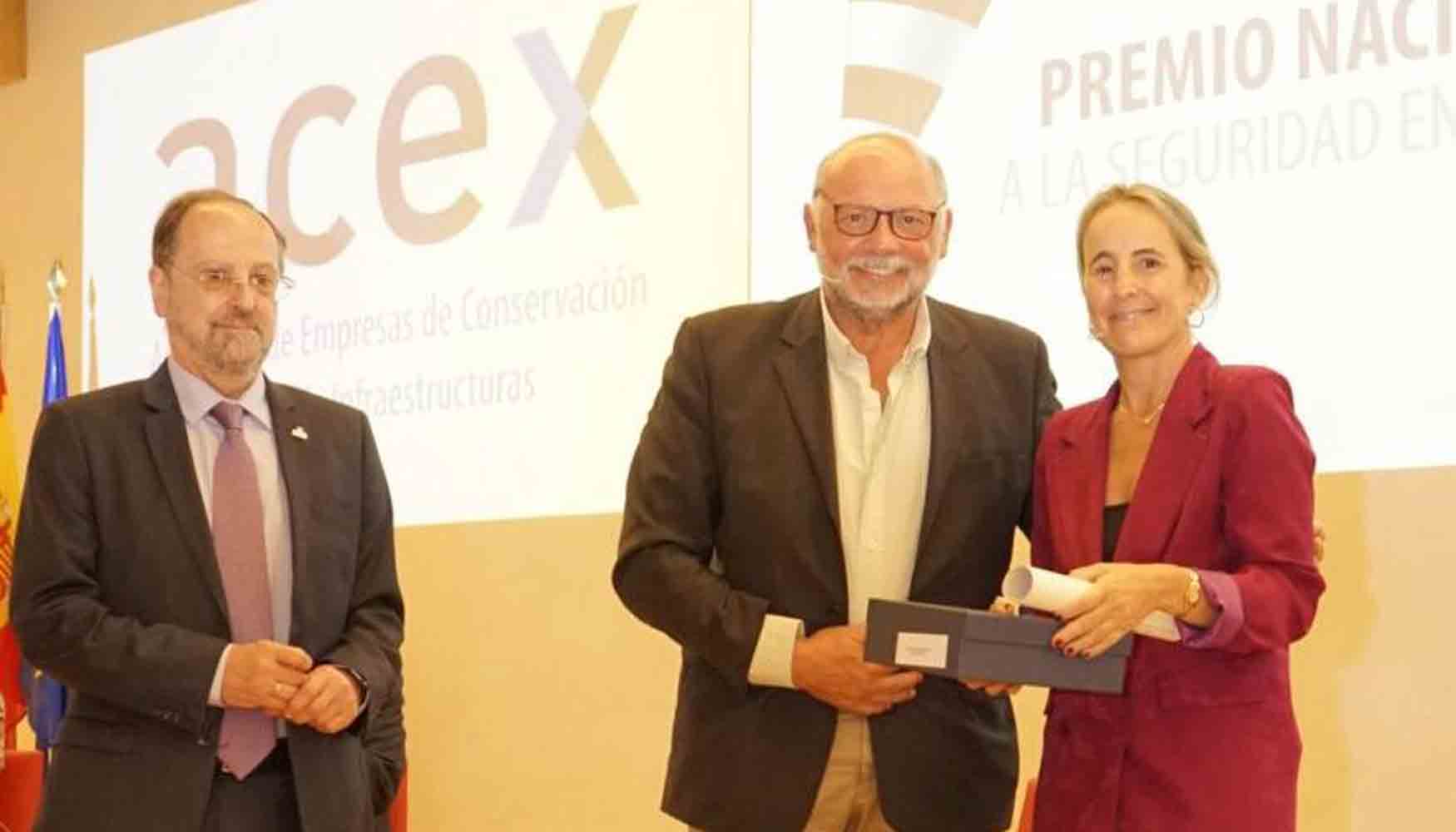 El director general de Carreteras del MITMA, Javier Herrero Lizano (centro), entrega el premio a la subdirectora adjunta de Circulacin de la DGT...
