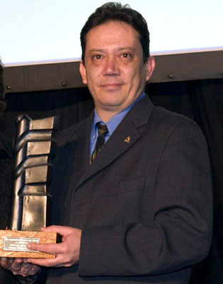  Eduardo Salazar, gerente de Aside, recibiendo un premio de agradecimiento durante el acto de inauguracin de las instalaciones de Izartools...