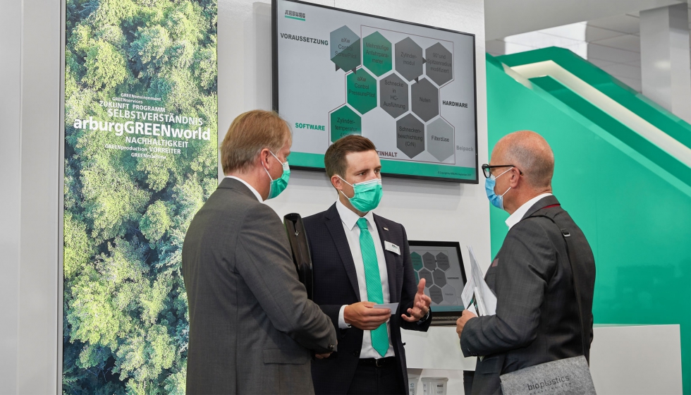 Bertram Stern (centro), director de Sostenibilidad de Arburg, y Werner Faulhaber (izquierda), director de Investigacin y desarrollo de Arburg...