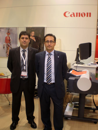 Jos Nez, product manager de Canon (izquierda), y Vctor Prieto, director de marketing, en el stand de la compaa