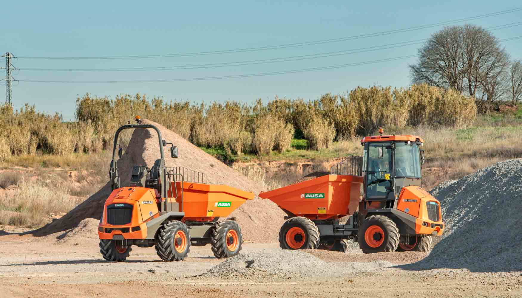 Al la izquierda de la imagen, el nuevo dumper con conduccin reversible DR601AHG, una de las grandes atracciones del stand de Ausa en Smopyc 2021...