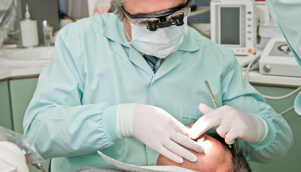 La prevalencia de sensibilidad al ltex es particularmente elevada entre mdicos cirujanos, personal de quirfano y dentistas...