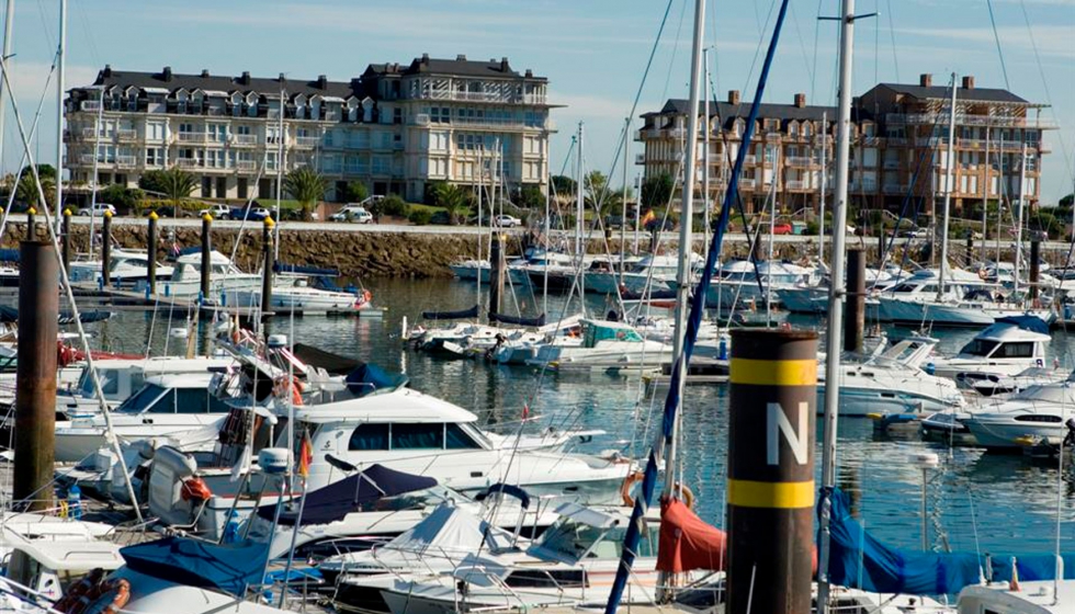 Esta marina cuenta entre sus instalaciones con una estaci�n n�utica