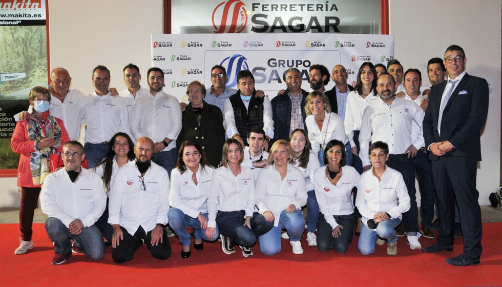 Foto de familia de todo el equipo de Ferretera Sagar