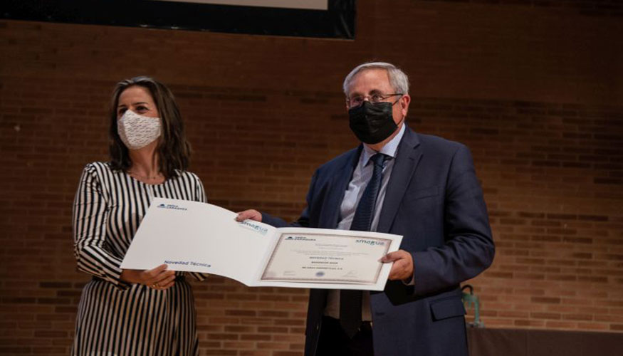 Miguel Vzquez, director de Mejoras Energticas, recoge el premio de 'Novedad Tcnica' en Smagua 2021 por Biosensor NODE...