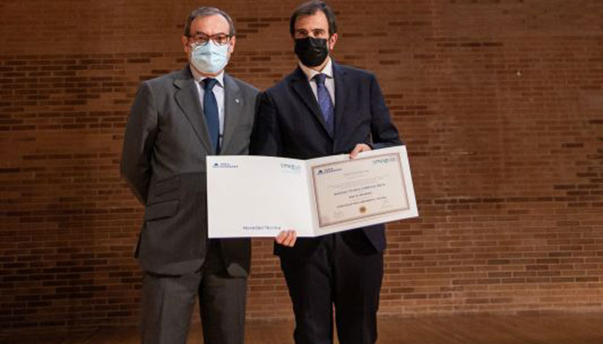 Daniel Moreno, especialista comercial en Mejoras Energticas-Tecsan, recoge el premio de 'Novedad sobresaliente' en Smagua 2021 por IBAK 3D-GeoSense...