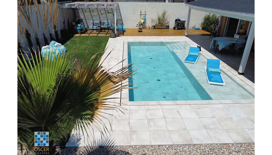 La piscina sigue una proporcin urea y sus medidas aproximadas son de 9,5 x 4,5 m con una profundidad constante de 1,35m...