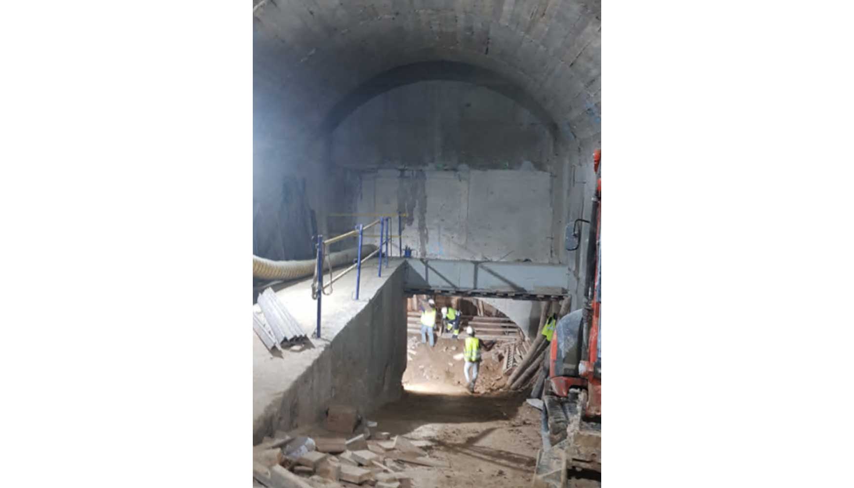 Figura 25.- Vista del ascensor 6 durante la excavacin e inicio de la excavacin de la galera inferior de conexin con la estacin de lnea 10...