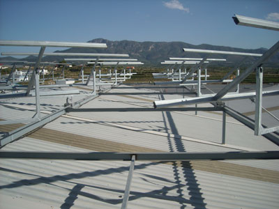 Solartiva fabrica seguidores solares para cubierta con un seguimiento a dos ejes llevado a cabo con un solo motor