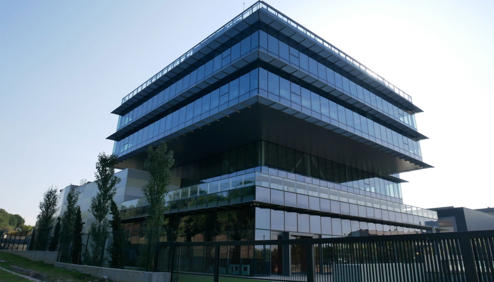 Los sistemas de fachada ligera y de vidrio externos y autoportantes en este edificio de oficinas son independientes de la estructura y se construyen...