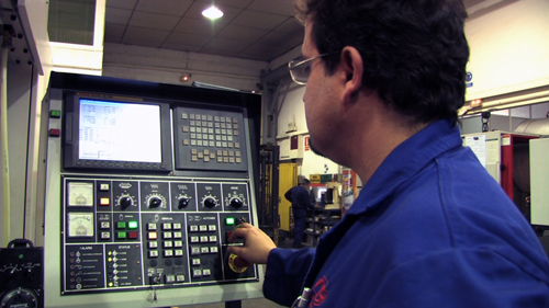 Rubn Pleguezuelos, director of production of Moldes Barcelona, in the control of the machine