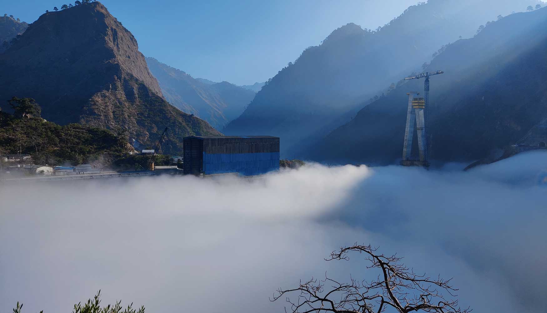 Anji Khad es el primer puente ferroviario atirantado de la India, a una altura de 331 metros sobre el ro