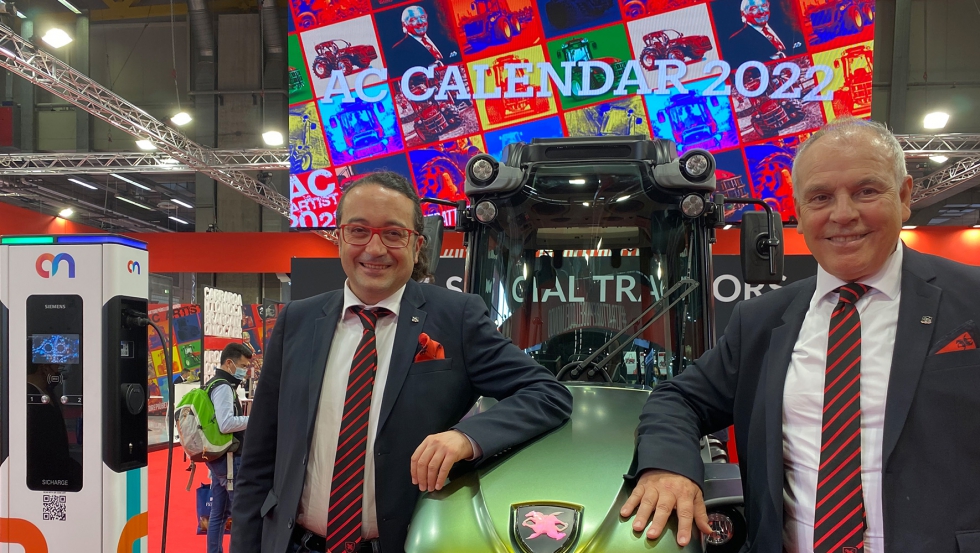 Marcello Carraro con Justo Sampayo delante del nuevo tractor hbrido presentado en la feria