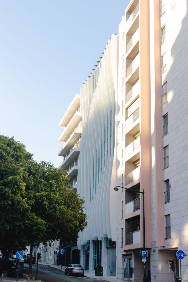 Aos bons desempenhos do sistema de fachada CW 60-SC (grampeada), foram adicionadas janelas projetantes para ventilao...