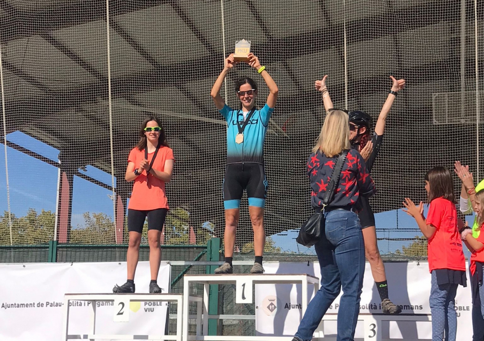 Merc Tussell, del equipo UNCA Bikes, gan la carrera en la categora femenina