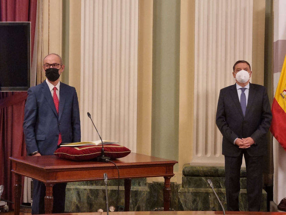 Ernesto Abati (izq) en su toma de posesin, junto a Luis Planas, ministro de Agricultura, Pesca y Alimentacin