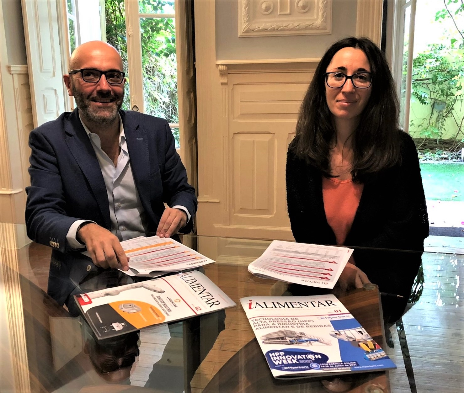 Francesco Montanari (Arcadia International) e Ana Clara (iALIMENTAR) durante a assinatura da parceria media partner entre ambas as entidades...