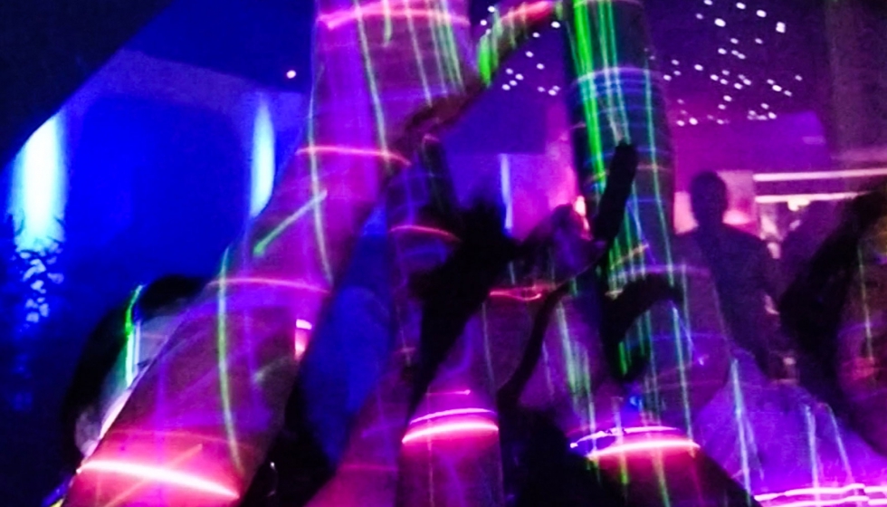 La luz como elemento festivo y emocional. Fotograf�as del efecto l�ser en el bar musical Pachito de Sitges. Foto: V�ctor Jord�...