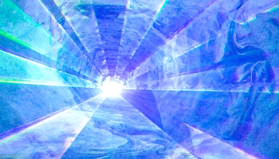 La luz como elemento festivo y emocional. Fotograf�as del efecto l�ser en el bar musical Pachito de Sitges. Foto: V�ctor Jord�...