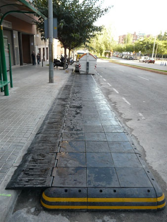 Plataforma modular de plstico reciclado instalada en una calle de lHospitalet de Llobregat (Barcelona)