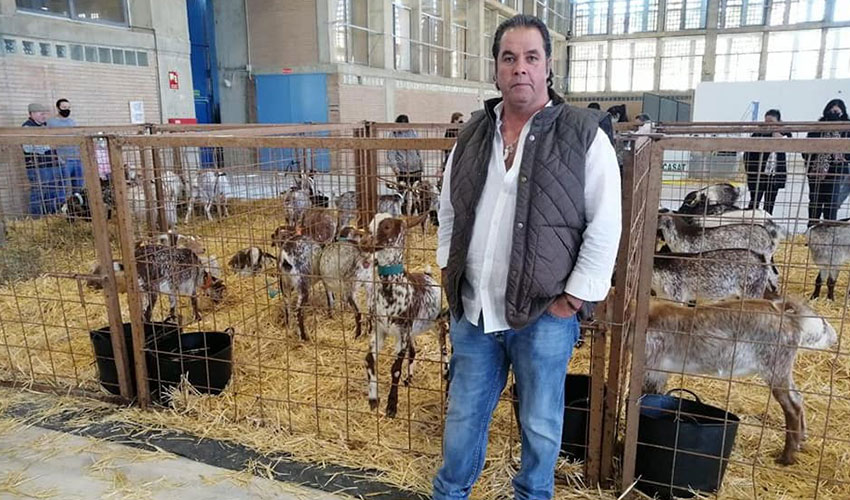 Juan Antonio Gonzlez, ganadero de Acriflor, con una muestra de sus animales expuestos en Fegasur