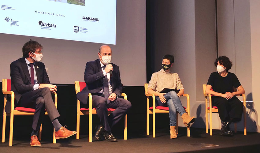 Un instante de la presentaci�n de los abrigos elaborados con lana de raza Latxa