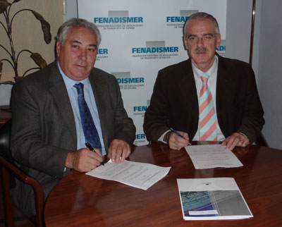 Juan Jos Cercadillo, presidente DTL, y Julio Villaescusa, presidente Fenadismer, en la firma del acuerdo
