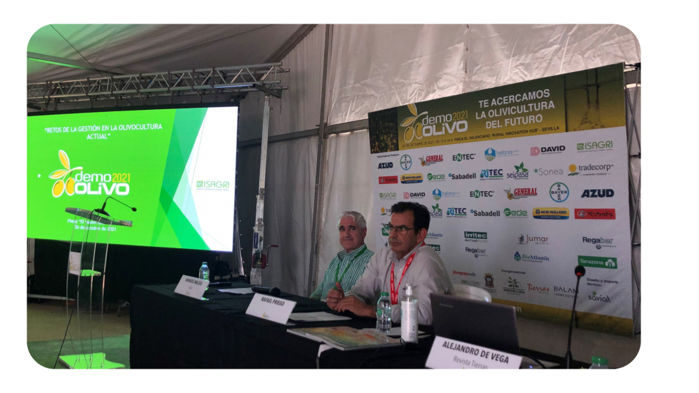 Manuel Macas y Rafael Priego durante su intervencin en la carpa de ponencias de DemoOlivo 2021