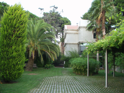 El edificio de la calle Cavallers cuenta con una zona ajardinada de 500 m�