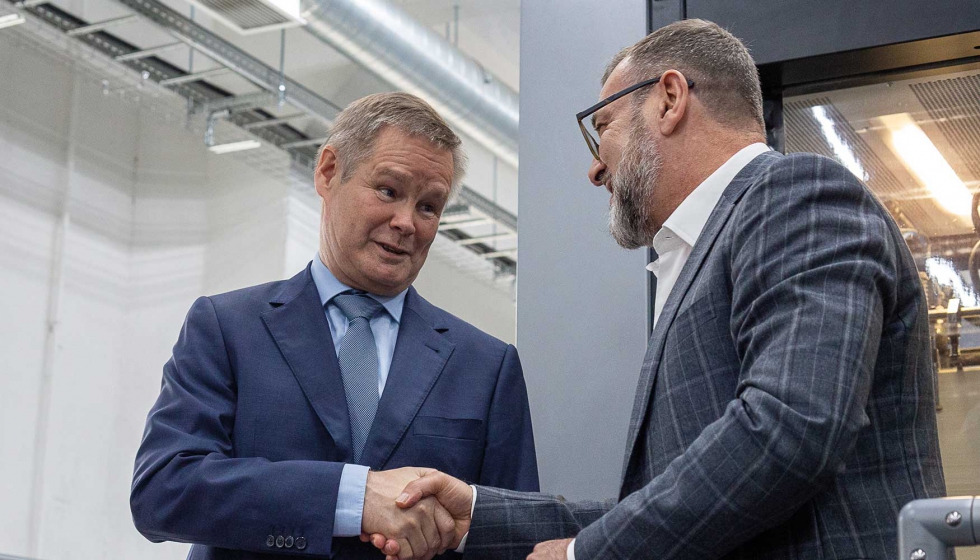 Esa Saarinen (izquierda), director ejecutivo de Heidelberg-CIS, expres su agradecimiento a Alexander Afremov...