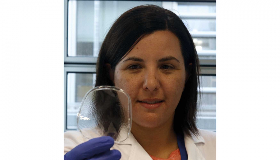 La investigadora Susana Guzmn-Puyol sostiene un film de bioplstico. Foto: Isabel Daz. ISHM-La Mayora