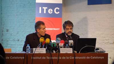 Anton M. Checa y Josep R. Fontana durante la presentacin del informe