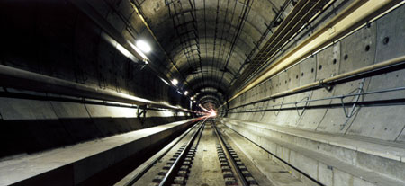 El tnel, que sufri un grave incendio en septiembre de 2008, tiene una longitud de 50 km, 39 de ellos bajo el agua. Foto: Eurotunnel...