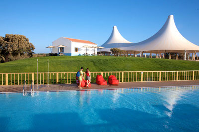 Vista de la piscina y una de las carpas del Zmar Eco Camping Resort & Spa